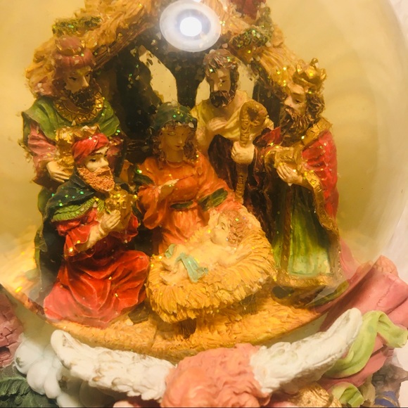 Collectible Musical Water Globe - Picture 6 of 11